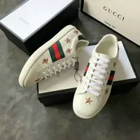 baskets paire de chaussures gucci femmes cowhide little bee white